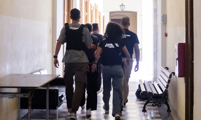 Σύρος: «Άνοιξα την πόρτα και είδα το μαχαίρι στο χέρι της, φώναξε και ο άντρας μου την κυνήγησε», λέει η 30χρονη