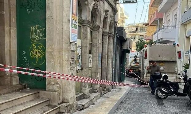 Ηράκλειο: Αποκολλήθηκαν κομμάτια από ιστορικό κτήριο στο κέντρο της πόλης - Αποκλείστηκε ο χώρος