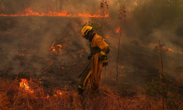 Ο καπνός από τις μεγάλες φωτιές σε Γαλλία και Ισπανία έφτασε στην Ελλάδα – Τα δορυφορικά δεδομένα