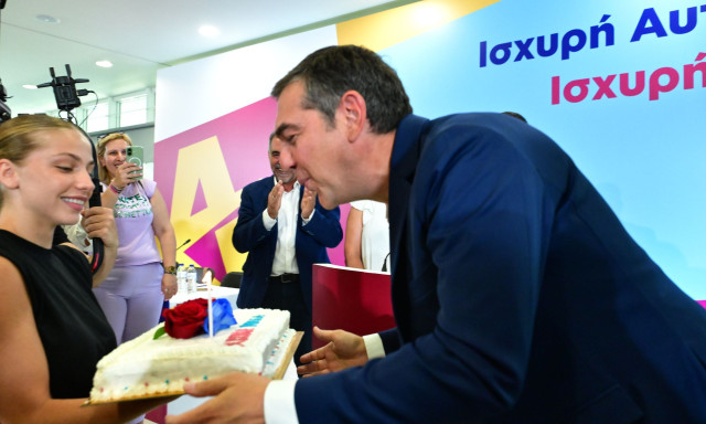 Έκπληξη στον Αλέξη Τσίπρα για τα γενέθλιά του - Η τούρτα που εμφανίστηκε μετά την εκδήλωση