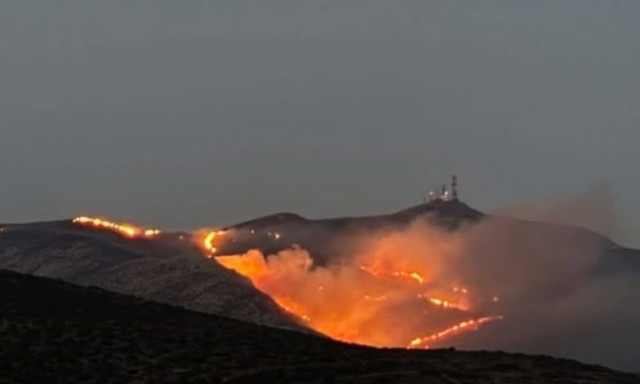 Φωτιά στην Πάρο: Ολονύχτιο θρίλερ μετά την αναζωπύρωση - «Θα έχουμε δύσκολο βράδυ» λέει ο αντιδήμαρχος στο Newsbomb