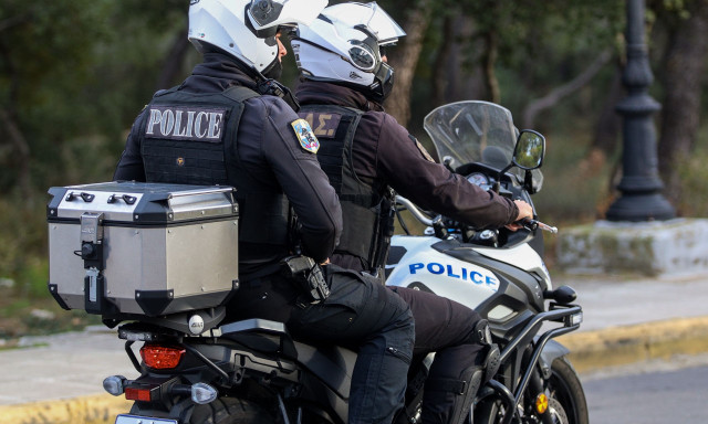 Θεσσαλονίκη: Γυναίκα εισέβαλε με ρόπαλο του μπέιζμπολ σε κατάστημα ψιλικών