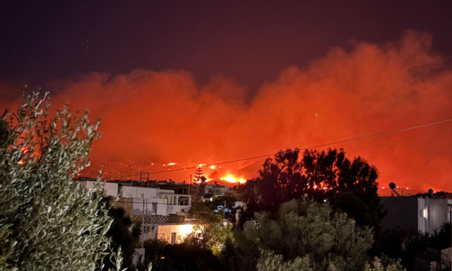 Φωτιά στην Πάρο: Νύχτα-κόλαση έζησε το νησί – Εκκενώθηκαν οικισμοί – Επιχειρούν ξανά τα εναέρια μέσα
