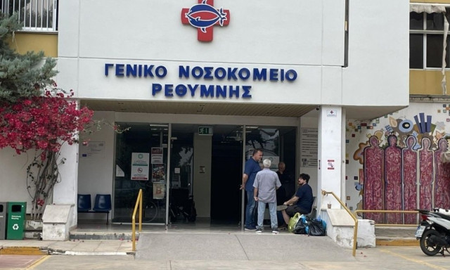 Σκηνές σπαραγμού στο Νοσοκομείο Ρεθύμνου - Έφτασαν οι σοροί των δύο νεκρών πυροσβεστών