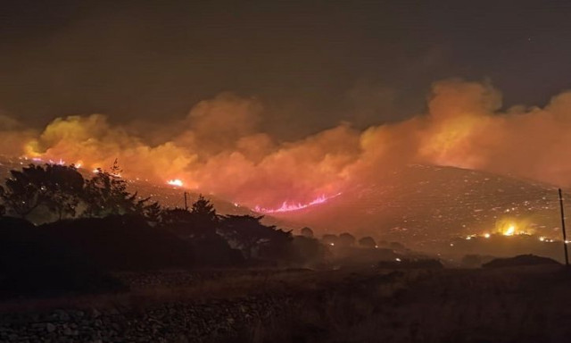 Φωτιά στην Πάρο: Συνεχείς αναζωπυρώσεις, κάηκαν 2 σπίτια - Ενισχύθηκαν οι δυνάμεις της Πυροσβεστικής