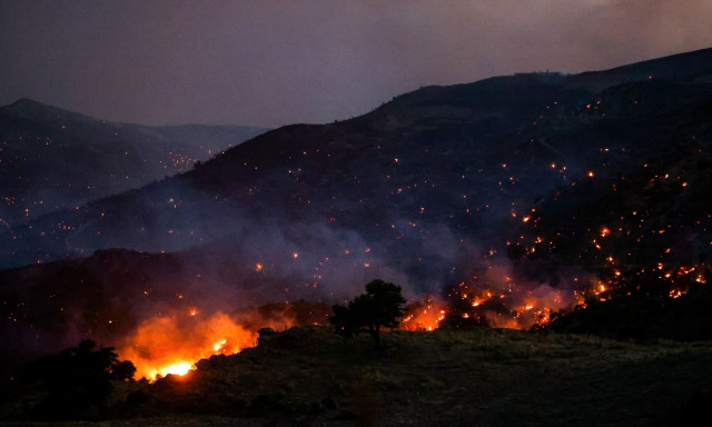 Φωτιά στο Ρέθυμνο: Επιστρέφουν στα καταλύματά τους οι επισκέπτες - Μάχη του ΔΕΔΔΗΕ για τις βλάβες