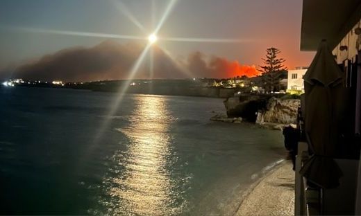 Φωτιά στην Πάρο: Συνεχείς αναζωπυρώσεις, κάηκαν 2 σπίτια - Ενισχύθηκαν οι δυνάμεις της Πυροσβεστικής