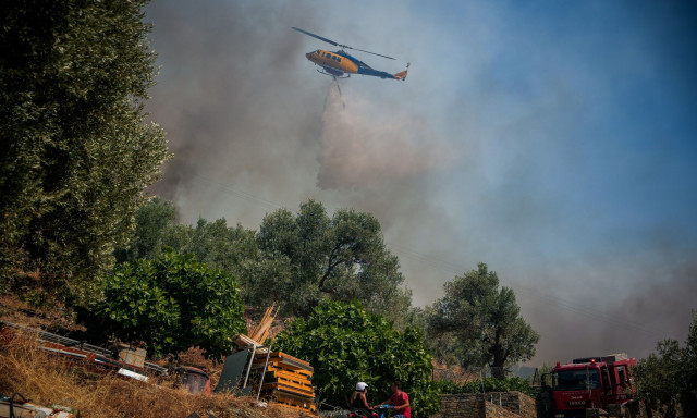 Φωτιά στο Πλωμάρι: Ήχησε το 112 για εκκένωση - Μαίνεται το πύρινο μέτωπο