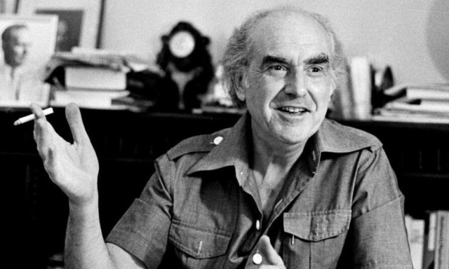 Όταν ο Ανδρέας Παπανδρέου χόρευε κρητικά σε γλέντι στην Κρήτη