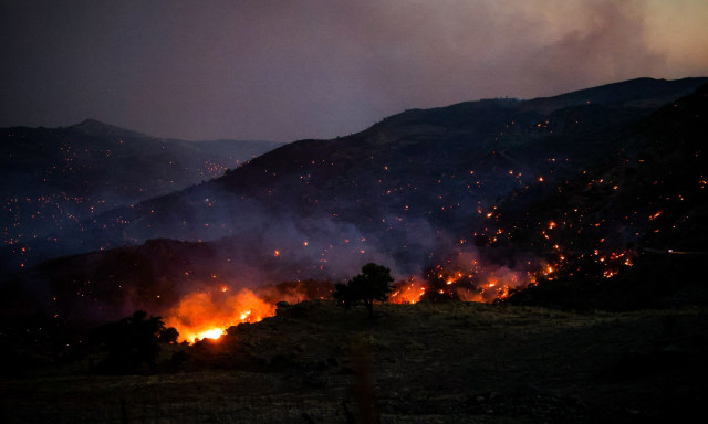 LIVEBLOG - Τρεις νεκροί πυροσβέστες και τρεις τραυματίες στη μάχη με τις φλόγες - Όλα τα μέτωπα