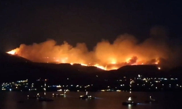 Φωτιά στην Πάρο: Νύχτα αγωνίας στο νησί των Κυκλάδων – Μήνυμα από το 112 στην κοινότητα Αγκαιριάς