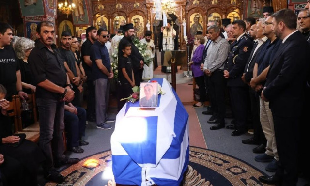 Φωτιά στο Ρέθυμνο: Θρήνος στο τελευταίο «αντίο» στον πυροσβέστη Μανώλη Στρατιδάκη