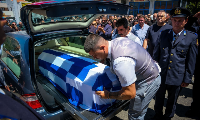 Ρέθυμνο: Άφατη θλίψη στην κηδεία του 25χρονου πυροσβέστη που έχασε τη ζωή του στη φωτιά
