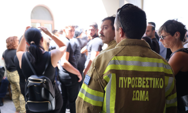 Ρέθυμνο: Άφατη θλίψη στην κηδεία του 25χρονου πυροσβέστη που έχασε τη ζωή του στη φωτιά