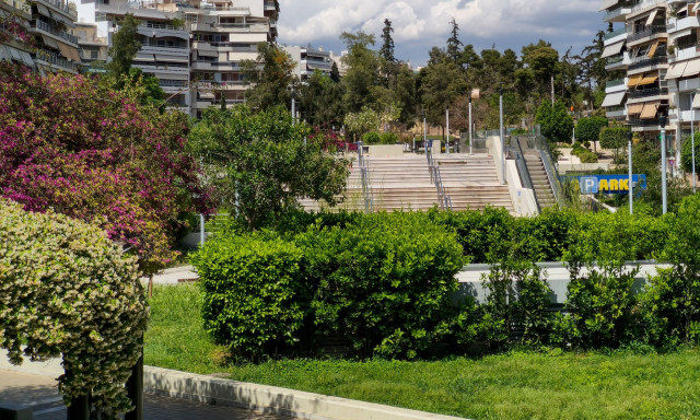 Νέα Σμύρνη: Αναστάτωση στην πλατεία - Αντιδήμαρχος παρεμπόδισε ελέγχους και έβρισε αστυνομικούς