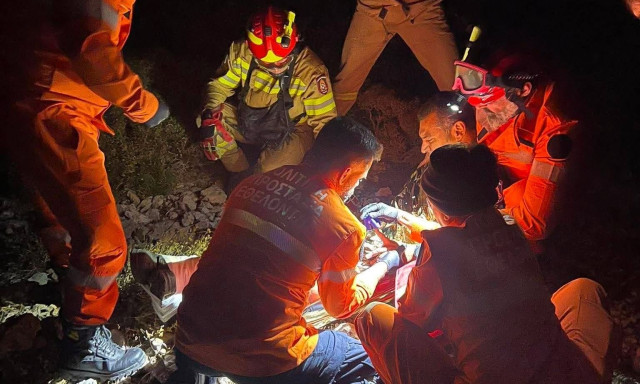 Φωτιά στη Σητεία: Η στιγμή που εθελοντές διασώστες εντοπίζουν τραυματισμένο πυροσβέστη