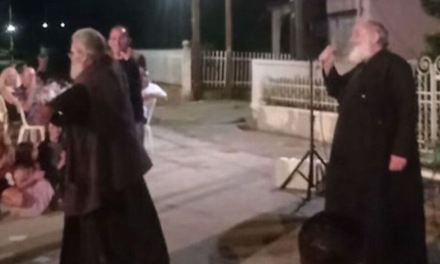 Σέρρες: Ιερέας τραγουδούσε «Της Γερακίνας γιος» και ένας άλλος το χόρευε - Δείτε το video