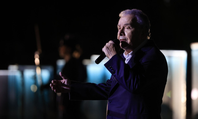 «Ο Γιάννης ο Φονιάς»: Ο Μανώλης Μητσιάς ερμήνευσε ξανά το «απαγορευμένο» τραγούδι