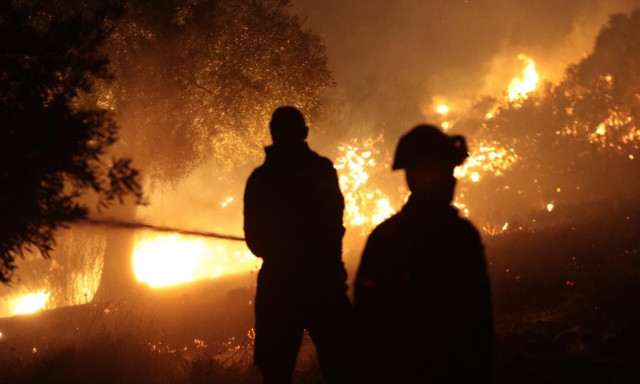 LIVE BLOG: Απειλούνται σπίτια στο Πόρτο Γερμενό - Σε δύο μέτωπα η φωτιά στη Βοιωτία