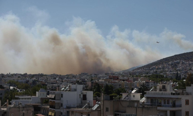 Φωτιά στο Ποικίλο όρος: 112 για εκκένωση στο Άνω Δάσος Χαϊδαρίου και στην Αφαία