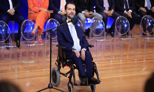 Στέλιος Κυμπουρόπουλος: Έπαθε κάταγμα στο γόνατο λόγω πτώσης από το αμαξίδιο