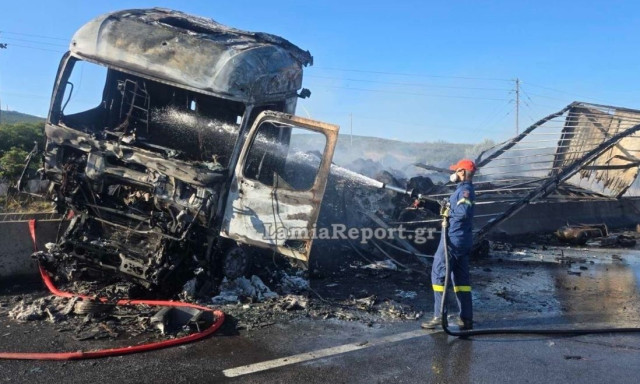 Σύγκρουση δύο φορτηγών στην Αθηνών-Λαμίας - Ένας νεκρός, κλειστή η εθνική και στα δύο ρεύματα
