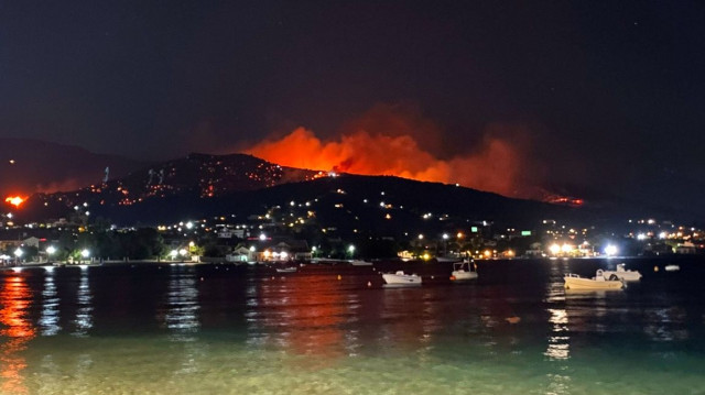 Συναγερμός για τη φωτιά στο Αίγιο: Μηνύματα του 112 και εκκενώσεις οικισμών