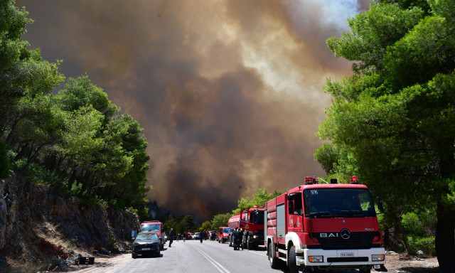 Φωτιά στη Βοιωτία: Τεράστια επιχείρηση με 500 πυροσβέστες - Συνδρομή από Γαλλία και Ρουμανία
