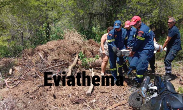 Εύβοια: Αυτοκίνητο συγκρούστηκε με σταθμευμένα οχήματα συνεργείων που διέσωζαν μοτοσικλετιστή