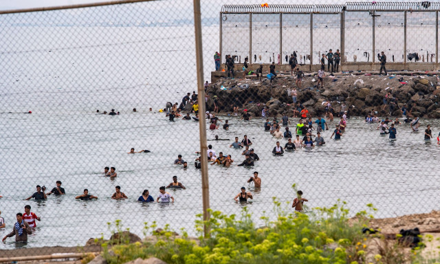 Ισπανία: Η κυβέρνηση εγκατέστησε πλωτό φράγμα μήκους 500 μέτρων στη Θέουτα