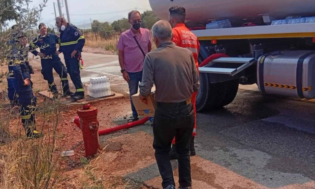 Κλιμάκιο του ΣΥΡΙΖΑ μοίρασε 1.500 μπουκάλια νερό στους πυροσβέστες