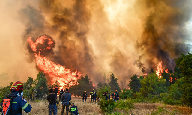 Φωτιά στα Μέγαρα: Μήνυμα του 112 για εκκένωση από Αγία Σκέπη προς Νέα Πέραμο