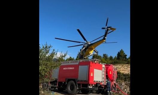 Φωτιά στα Βίλια: Ελικόπτερο Erickson «σκύβει» πάνω από Πυροσβεστικό όχημα για τον εφοδιασμό του