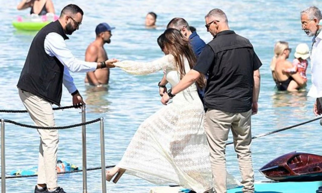 Daily Mail: Όταν η Κίμπερλι Γκίλφοϊλ παρά λίγο να πέσει στη θάλασσα στη Μύκονο