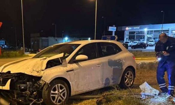 Λαμία: Σφοδρό τροχαίο στην είσοδο της πόλης – Σώθηκαν από θαύμα δύο νεαροί