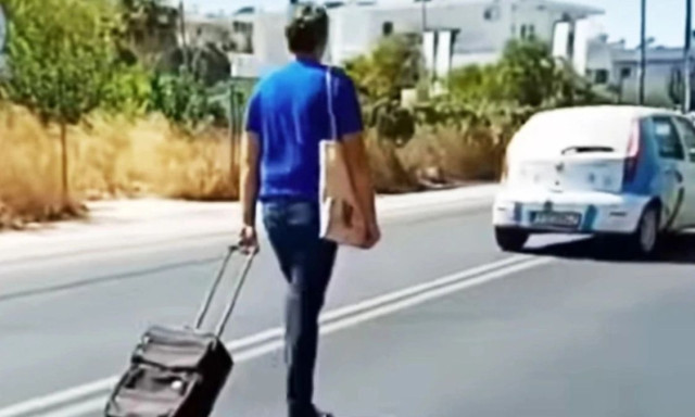 Πεζός στη Ρόδο περπατάει στη μέση του δρόμου προκαλώντας προβλήματα στους οδηγούς