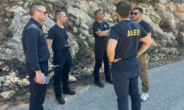 Αυτοψία του Ανακριτικού της Πυροσβεστικής στο σημείο πτώσης των δύο ελικοπτέρων στην Ψάθα