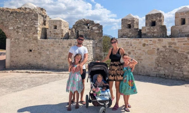 Απαρηγόρητη οικογένεια Βρετανών: Κάηκε το σπίτι που αγόρασαν στην Ελλάδα, μέρες πριν μετακομίσουν