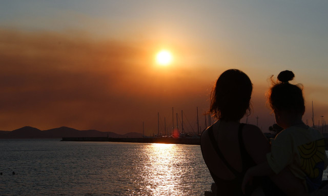 Πανελλήνιος Ιατρικός Σύλλογος: Επικίνδυνες για τα παιδιά οι παραλίες όπου η ατμόσφαιρα μυρίζει καπνό