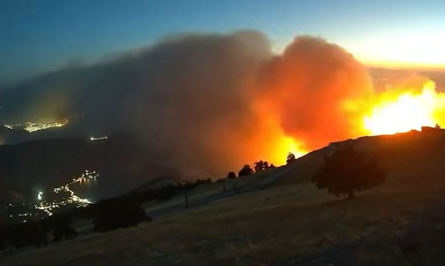 Τι είναι το «σύννεφο φωτιάς» -pyrocumulus ή πυροσωρείτης: Δείτε βίντεο της πυρκαγιάς στον Κιθαιρώνα