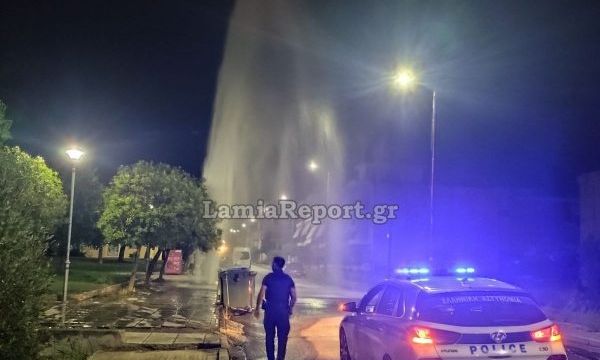 Φορτηγό έπεσε πάνω σε πυροσβεστικό κρουνό και δημιούργησε... συντριβάνι στη Λαμία