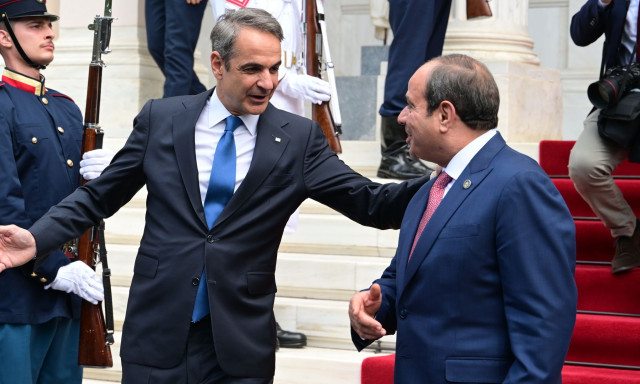 Τηλεφωνική επικοινωνία Μητσοτάκη - Σίσι: Έτοιμη να βοηθήσει για τις πυρκαγιές η Αίγυπτος