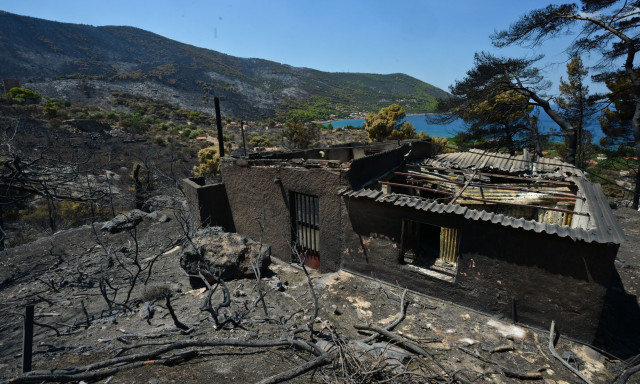 Φωτιά στη δυτική Αττική: Σύσκεψη στα Βίλια για την επόμενη ημέρα της καταστροφής