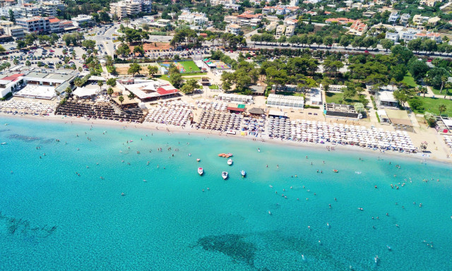 Ακριβά στοιχίζει η βουτιά:  Οι τιμές στις ξαπλώστρες σε γνωστές παραλίες της Ελλάδας