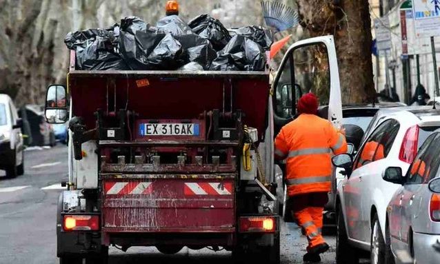 Δεν είναι απλά τύχη: Κέρδισε 1 εκατ. στο λαχείο, το πέταξε κατά λάθος και το βρήκε στα σκουπίδια