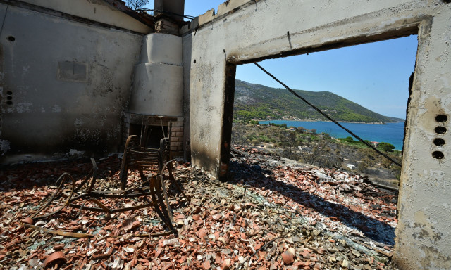 Στις πυρόπληκτες περιοχές της Δυτικής Αττικής η ΕΛΑΣ