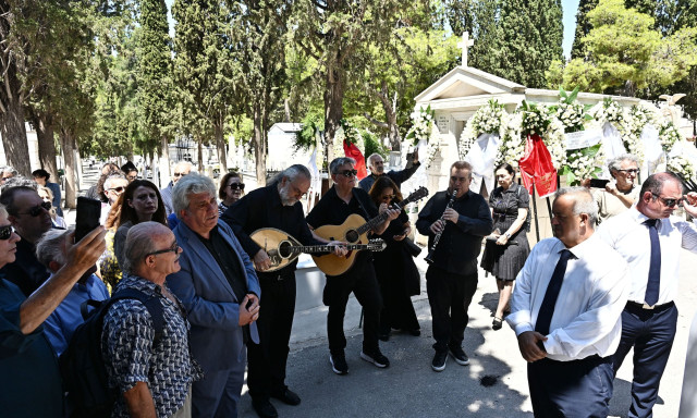 Με κιθάρες και κλαρίνα το τελευταίο «αντίο» στον Λάκη Χαλκιά