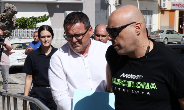 Με επευφημίες η άφιξη του δήμαρχου Στυλίδας στα δικαστήρια Θήβας: «Είμαστε μαζί σου»