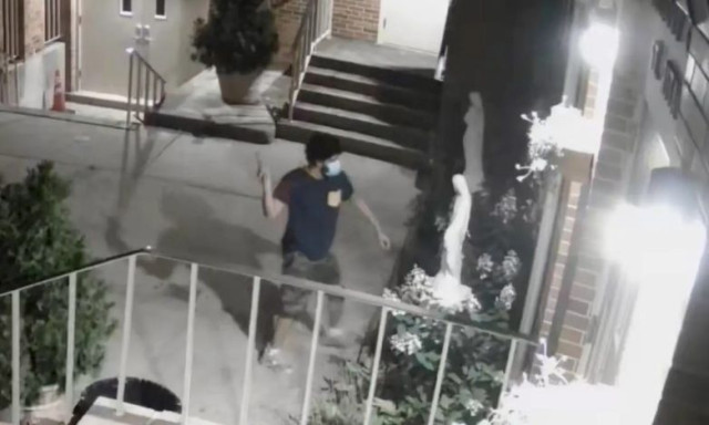 Βάνδαλος με σφυρί αποκεφαλίζει άγαλμα της Παναγίας έξω από εκκλησία - Τρίτη επίθεση φέτος