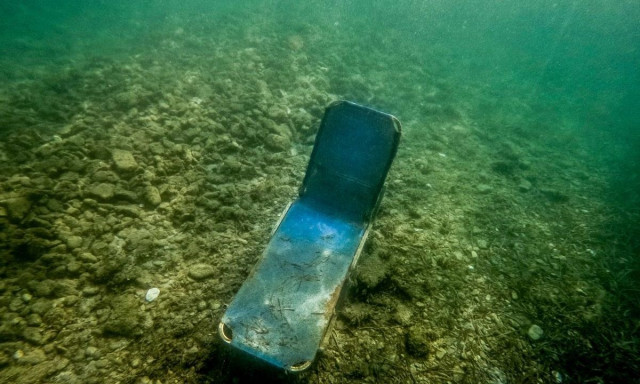 Κέρκυρα: Γεμάτος ξαπλώστρες, ομπρέλες και αντικείμενα ο βυθός στην παραλία Ημερολιά